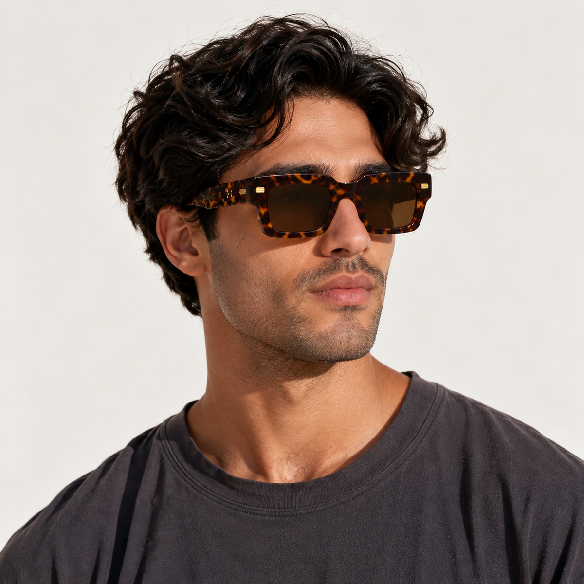 SET 03 — Motel sunglasses in Tortoiseshell with brown lenses, worn by a model, three-quarter