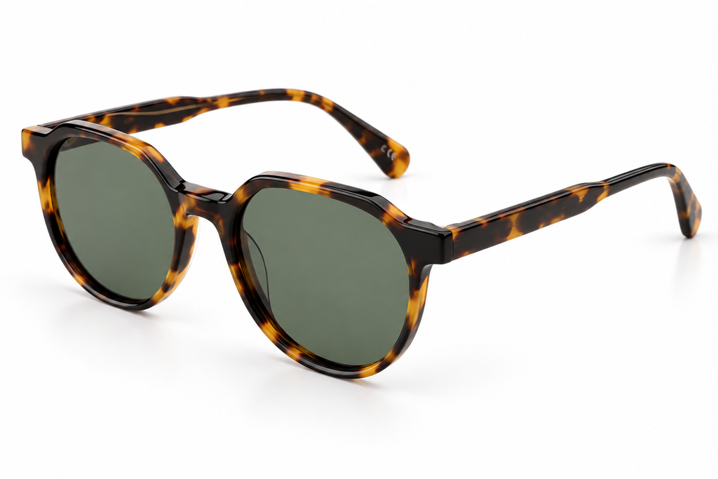 SET 04 — Picnic sunglasses in Tortoiseshell with green lenses, three-quarter view